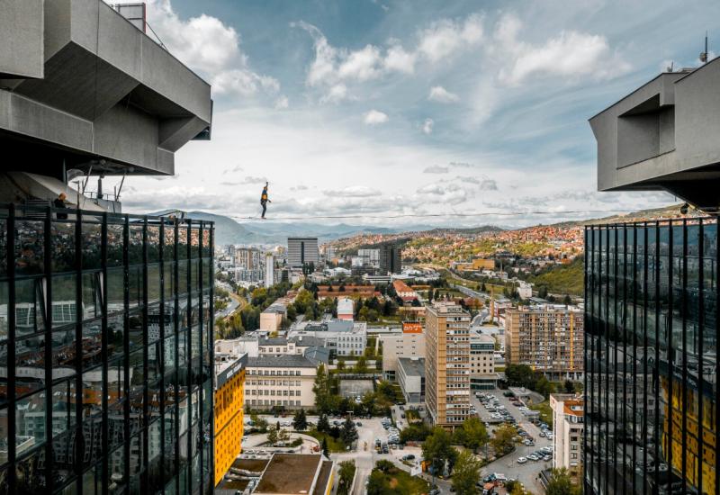 Hodanje na užetu između nebodera u Sarajevu - Pogledajte kako izgledaju trikovi na užetu između nebodera u Sarajevu